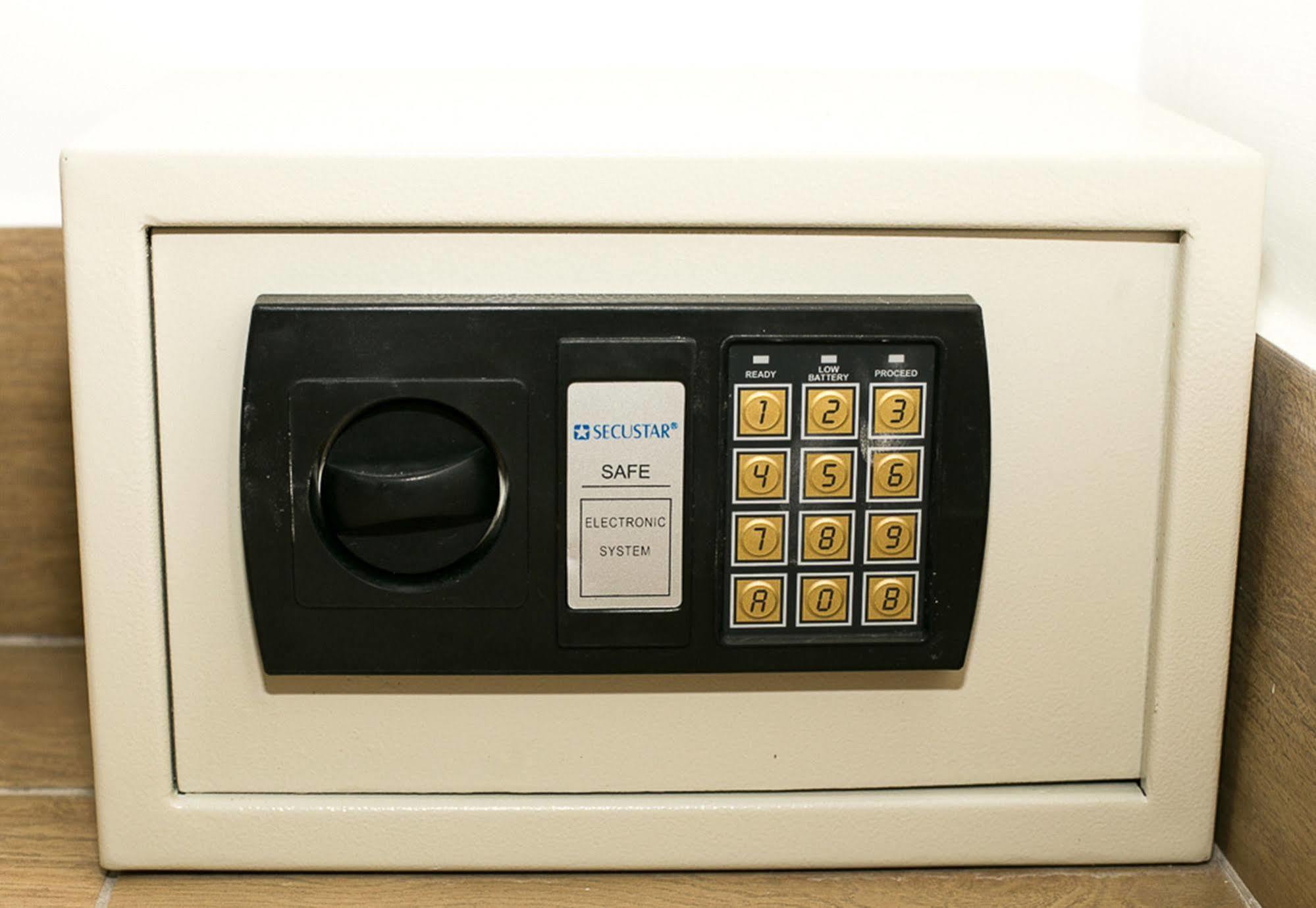 Commodore Suites Симпсън Бей Екстериор снимка
